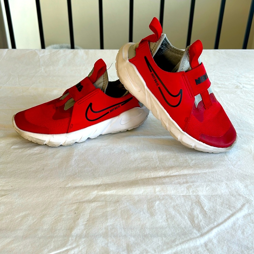 Boys Nike slip on sneaker